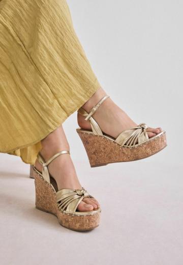 Босоножки на танкетке