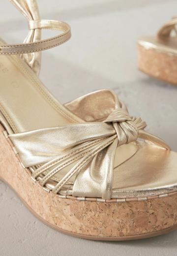 Босоножки на танкетке