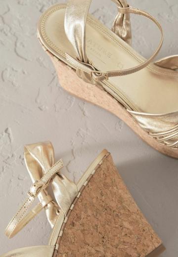 Босоножки на танкетке