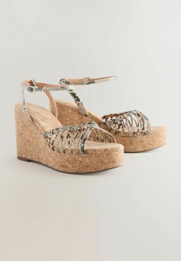 Босоножки на танкетке