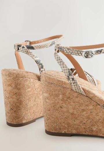 Босоножки на танкетке