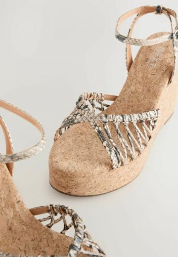 Босоножки на танкетке