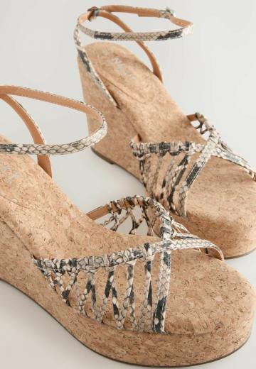 Босоножки на танкетке