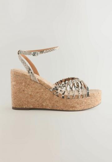 Босоножки на танкетке