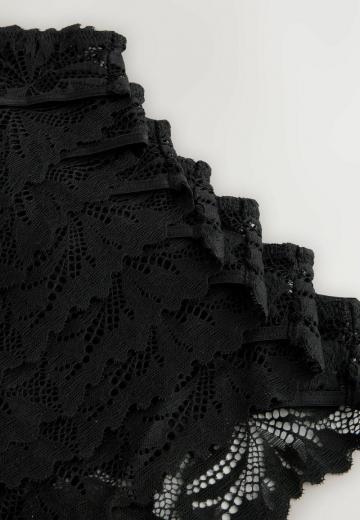 Трусы на бедрах