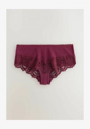 Трусы на бедрах