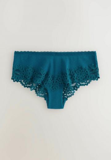 Трусы на бедрах