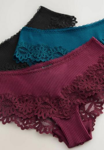 Трусы на бедрах