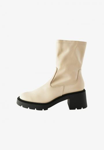 Полусапожки на высоком каблуке