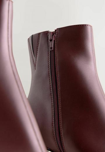 Полусапожки на высоком каблуке