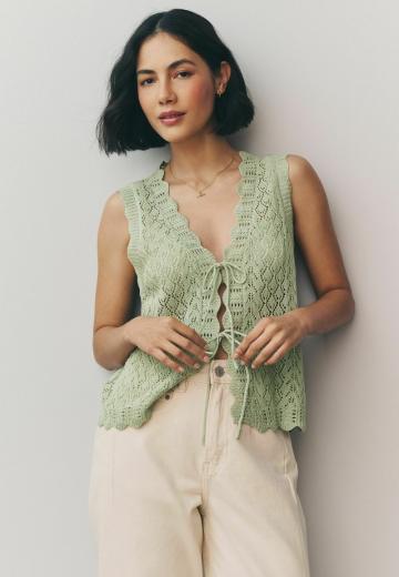 Вязаный жилет