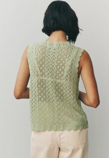 Вязаный жилет