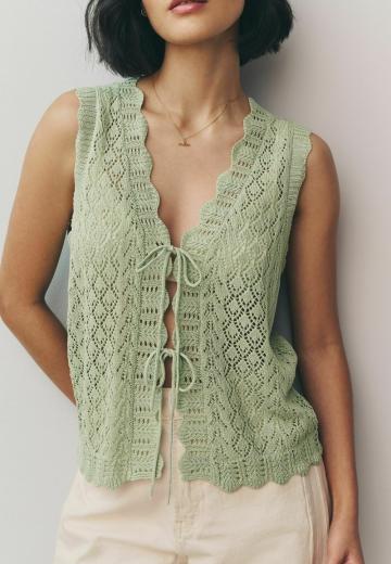 Вязаный жилет