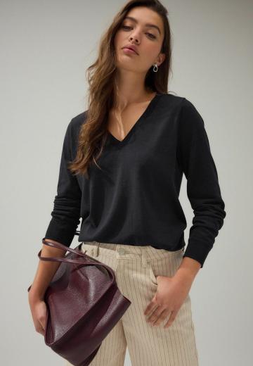 Пуловер с вырезом V