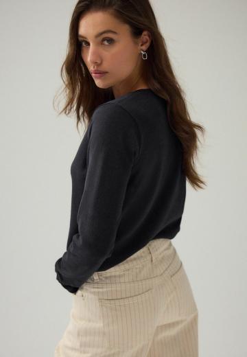 Пуловер с вырезом V