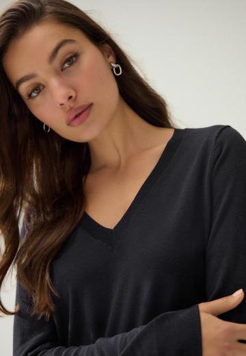 Пуловер с вырезом V