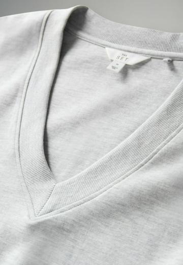 Пуловер с вырезом V