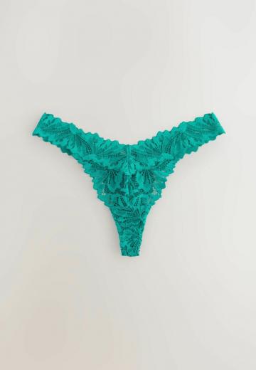 Трусы на бедрах