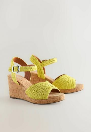 Босоножки на танкетке