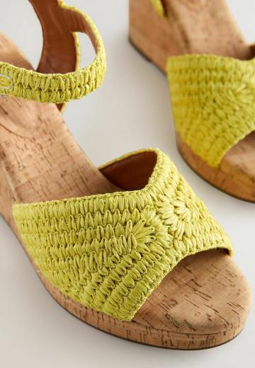 Босоножки на танкетке