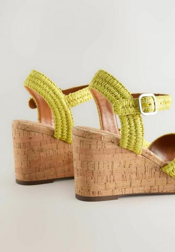 Босоножки на танкетке