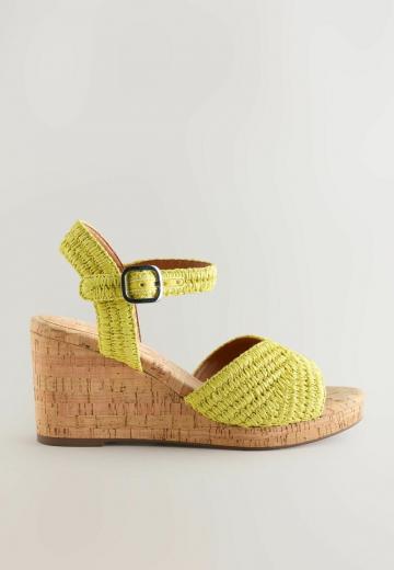 Босоножки на танкетке