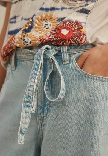 Короткие джинсы