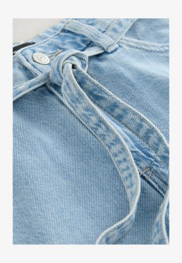 Короткие джинсы