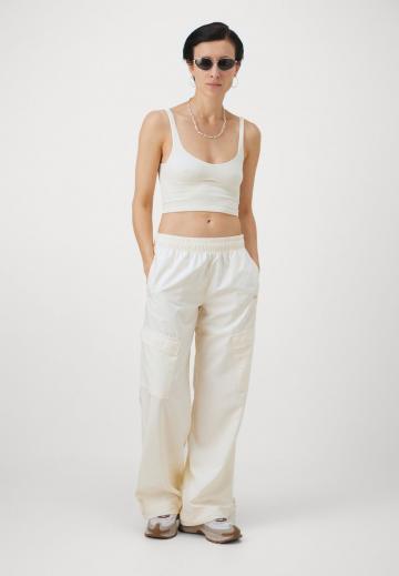 Брюки с накладными карманами