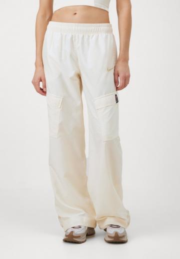 Брюки с накладными карманами