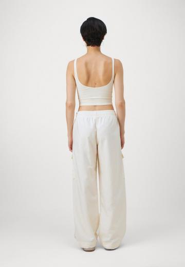 Брюки с накладными карманами