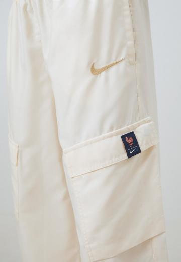 Брюки с накладными карманами