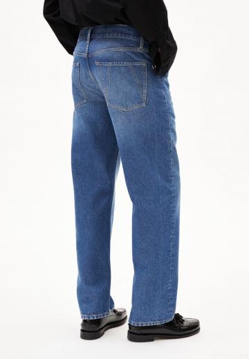 Прямые джинсы