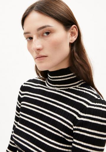 Пуловер в полоску