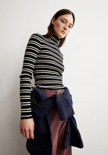 Пуловер в полоску