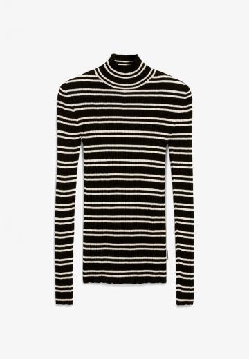 Пуловер в полоску