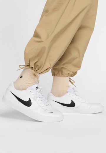 Брюки с накладными карманами