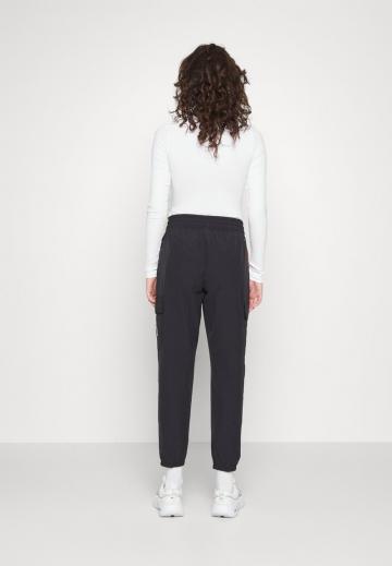 Брюки с накладными карманами