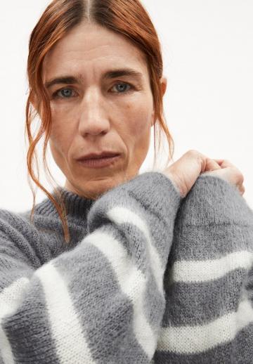 Пуловер в полоску