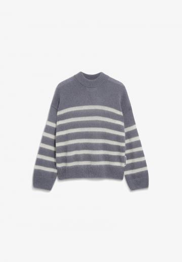 Пуловер в полоску