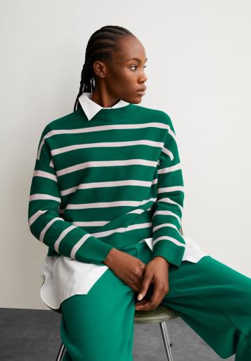 Пуловер в полоску
