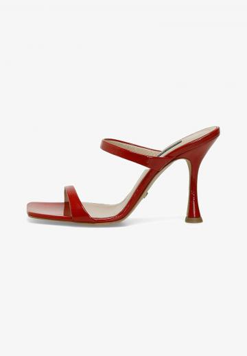 Босоножки на каблуке