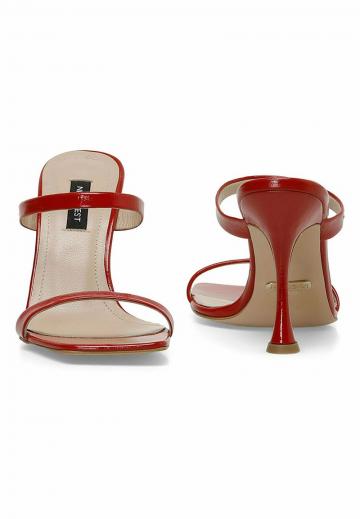 Босоножки на каблуке