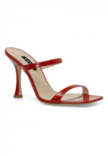 Босоножки на каблуке