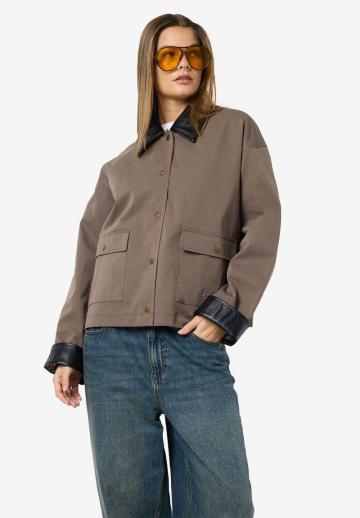 Куртка с накладнымит карманами