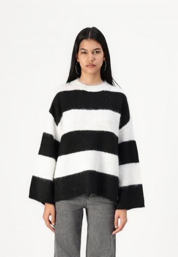 Пуловер в полоску