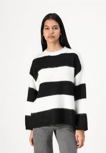 Пуловер в полоску