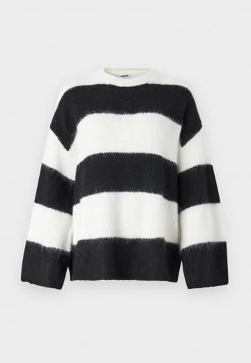 Пуловер в полоску