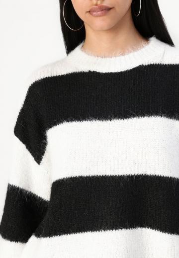 Пуловер в полоску