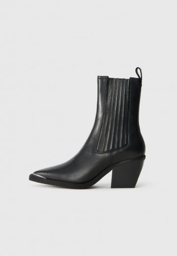 Полусапожки на высоком каблуке